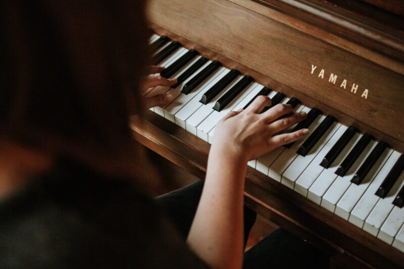 ピアノ弾く女の人