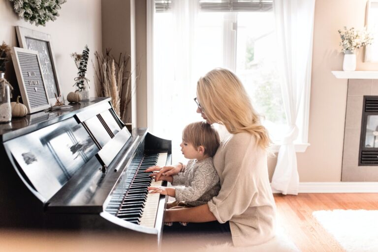 子どもとピアノを弾くお母さん