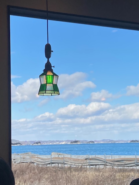 シチのカフェの窓際で海が見えるお店